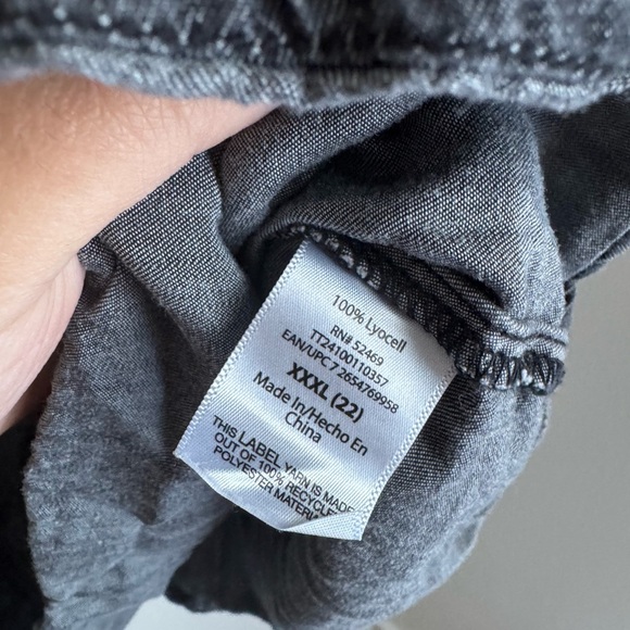 Sleeveless Blouse - v-neck - plus size - Picture 4 of 5